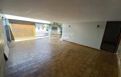 Imagem: A casa possui 3 Dormitórios, 2 Banheiros, 4 Vagas na garagem