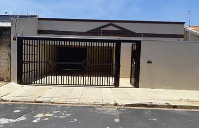 Imagem: A casa possui 3 Dormitórios, 3 Banheiros, 5 Vagas na garagem