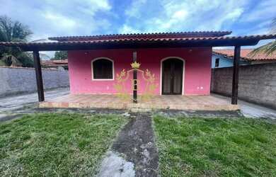 Imagem: A casa possui 3 Dormitórios, 1 Banheiro, 2 Vagas na garagem