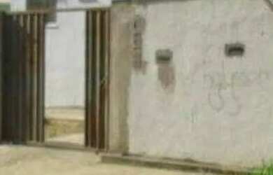 Imagem: A casa possui 2 Dormitórios, 1 Banheiro, 2 Vagas na garagem