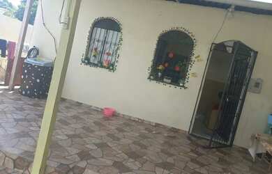 Imagem: A casa possui 3 Dormitórios, 1 Banheiro, 2 Vagas na garagem