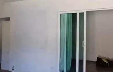 Imagem: A casa possui 3 Dormitórios, 2 Banheiros, 4 Vagas na garagem