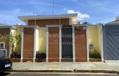 Imagem: A casa possui 4 Dormitórios, 3 Banheiros, 2 Vagas na garagem