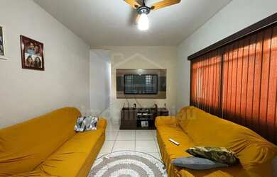 Imagem: A casa possui 2 Dormitórios, 1 Banheiro, 2 Vagas na garagem