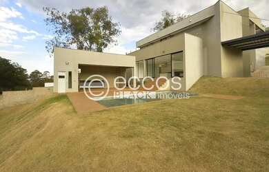 Imagem: A casa em condomínio possui 4 Dormitórios, 5 Banheiros, 3