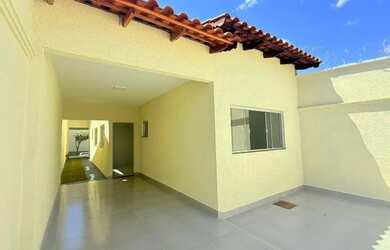 Imagem: A casa possui 3 Dormitórios, 2 Banheiros, 1 Vaga na garagem