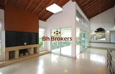 Imagem: A casa possui 4 Dormitórios, 4 Banheiros, 4 Vagas na garagem