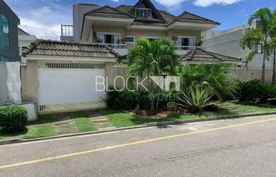Imagem: A casa possui 4 Dormitórios, 5 Banheiros, 5 Vagas na garagem