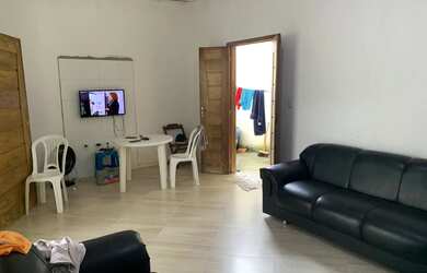 Imagem: A casa possui 2 Dormitórios, 2 Banheiros, 3 Vagas na garagem