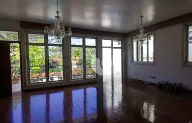 Imagem: A casa possui 5 Dormitórios, 5 Banheiros, 5 Vagas na garagem