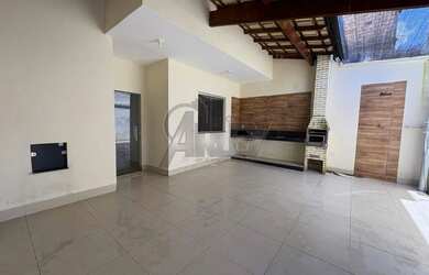 Imagem: A casa possui 3 Dormitórios, 2 Banheiros, 2 Vagas na garagem