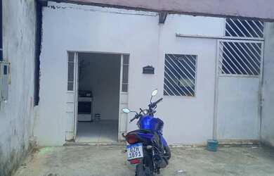 Imagem: A casa possui 2 Dormitórios, 1 Banheiro, 1 Vaga na garagem