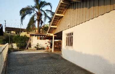 Imagem: A casa possui 3 Dormitórios, 2 Banheiros, 3 Vagas na garagem