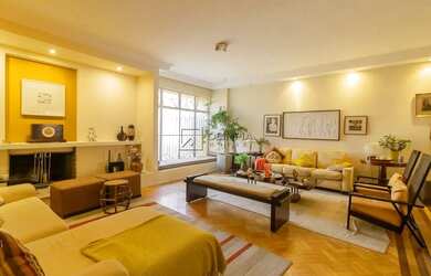 Imagem: A casa possui 4 Dormitórios, 5 Banheiros, 4 Vagas na garagem