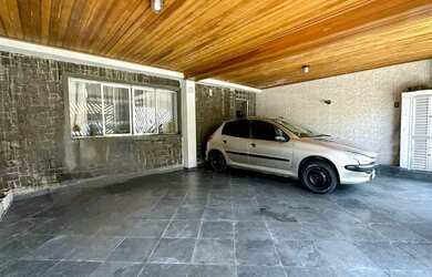 Imagem: A casa possui 4 Dormitórios, 3 Banheiros, 3 Vagas na garagem