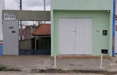 Imagem: A casa à venda possui 2 Dormitórios, 2 Banheiros, 1 Vaga na