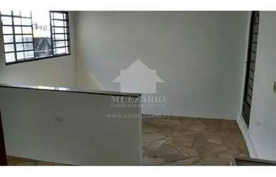 Imagem: A casa possui 1 Dormitório, 1 Banheiro, 1 Vaga na garagem e