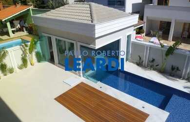 Imagem: A casa em condomínio à venda possui 4 Dormitórios, 5 Banheiros