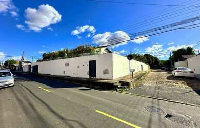 Imagem: A casa possui 4 Dormitórios, 5 Banheiros, 5 Vagas na garagem