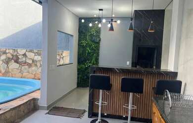 Imagem: A casa possui 3 Dormitórios, 3 Banheiros, 2 Vagas na garagem