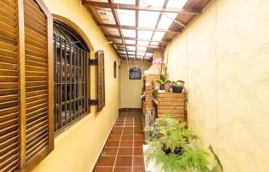 Imagem: A casa possui 4 Dormitórios, 5 Banheiros, 2 Vagas na garagem