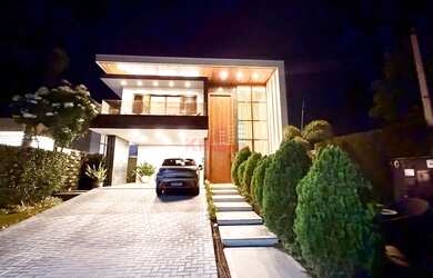 Imagem: A casa em condomínio possui 5 Dormitórios, 5 Banheiros, 4