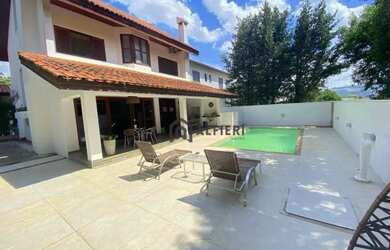 Imagem: A casa em condomínio possui 4 Dormitórios, 5 Banheiros, 5