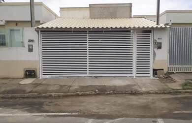 Imagem: A casa possui 2 Dormitórios, 2 Banheiros, 2 Vagas na garagem