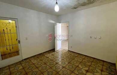 Imagem: A casa possui 3 Dormitórios, 2 Banheiros, 1 Vaga na garagem