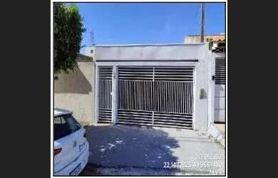 Imagem: A casa possui 2 Dormitórios, 1 Banheiro, 1 Vaga na garagem