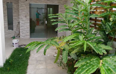 Imagem: A casa possui 3 Dormitórios, 2 Banheiros, 2 Vagas na garagem