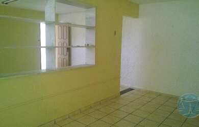 Imagem: A casa possui 3 Dormitórios, 1 Banheiro, 2 Vagas na garagem