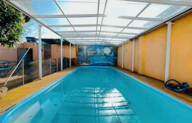 Imagem: A casa possui 3 Dormitórios, 4 Banheiros, 2 Vagas na garagem