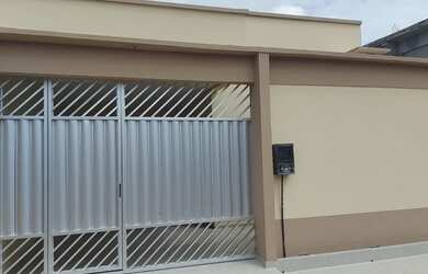 Imagem: A casa possui 3 Dormitórios, 2 Banheiros, 1 Vaga na garagem