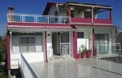 Imagem: A casa possui 3 Dormitórios, 5 Banheiros, 4 Vagas na garagem