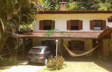 Imagem: A casa possui 4 Dormitórios, 3 Banheiros, 2 Vagas na garagem