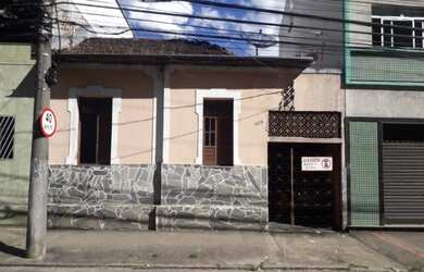 Imagem: A casa possui 3 Dormitórios, 2 Banheiros e 3 Vagas na garagem