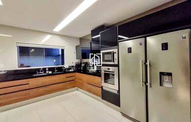 Imagem: A casa em condomínio possui 4 Dormitórios, 5 Banheiros, 2