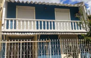 Imagem: A casa possui 2 Dormitórios, 2 Banheiros, 2 Vagas na garagem