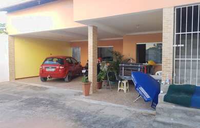 Imagem: A casa possui 4 Dormitórios, 2 Banheiros, 4 Vagas na garagem