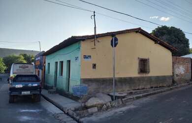 Imagem: A casa possui 3 Dormitórios, 1 Banheiro, 1 Vaga na garagem