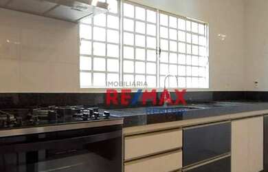 Imagem: A casa possui 4 Dormitórios, 5 Banheiros, 4 Vagas na garagem