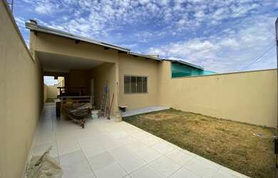 Imagem: A casa possui 3 Dormitórios, 2 Banheiros, 2 Vagas na garagem