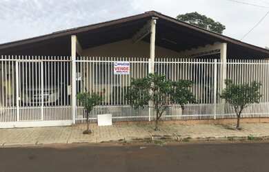 Imagem: A casa possui 4 Dormitórios, 3 Banheiros, 4 Vagas na garagem