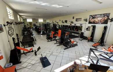 Imagem: O depósito possui 5 Vagas na garagem e 270m² de Área e está