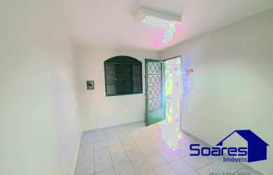 Imagem: A casa possui 3 Dormitórios, 2 Banheiros, 2 Vagas na garagem