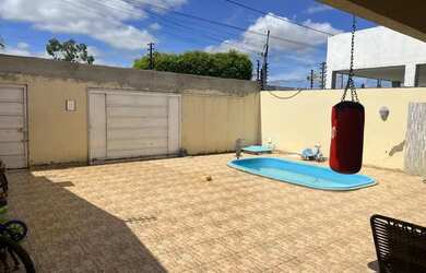 Imagem: A casa possui 3 Dormitórios, 2 Banheiros, 3 Vagas na garagem