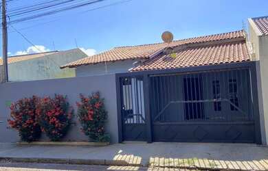 Imagem: A casa possui 2 Dormitórios, 2 Banheiros, 2 Vagas na garagem