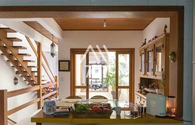 Imagem: A casa possui 3 Dormitórios, 2 Banheiros, 3 Vagas na garagem