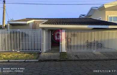 Imagem: A casa possui 3 Dormitórios, 2 Banheiros, 2 Vagas na garagem